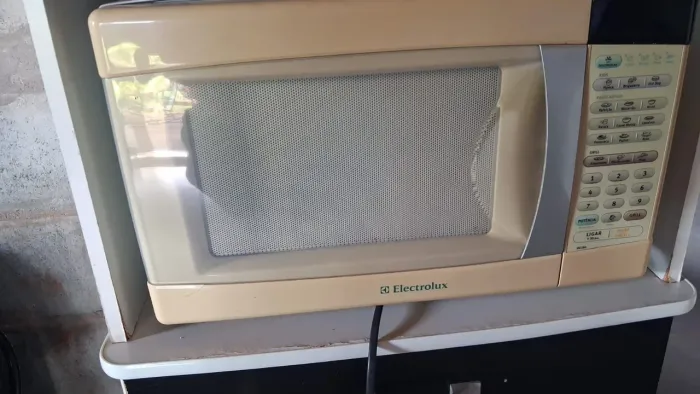 VENDO MICROONDAS ELECTROLUX 30L EXCELENTE ESTADO DE CONSERVAÇÃO 