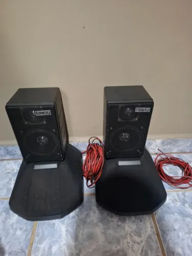 4 caixas de som, 2 Sony e 2 CSR. Ótimo para lojas ou home theater. A vista tem desconto