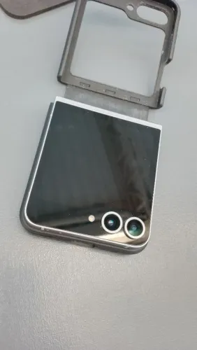 Samsung z flip 6 top