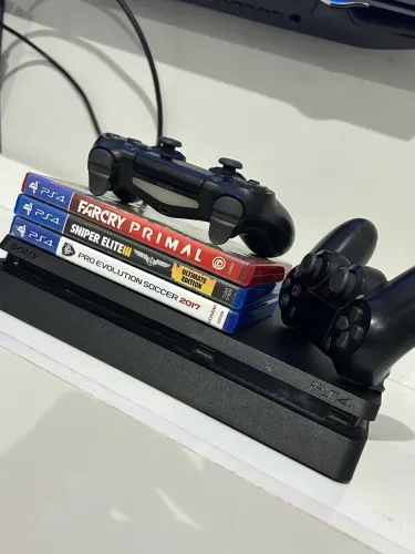 Ps4 slim + 2 controles