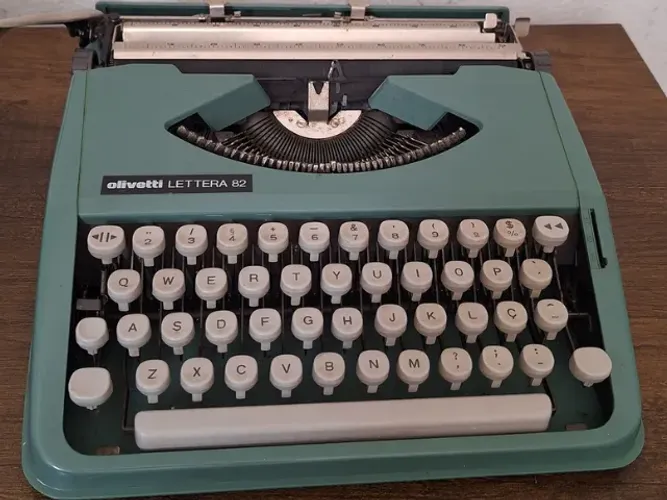 Máquina de escrever Olivetti Lettera 82