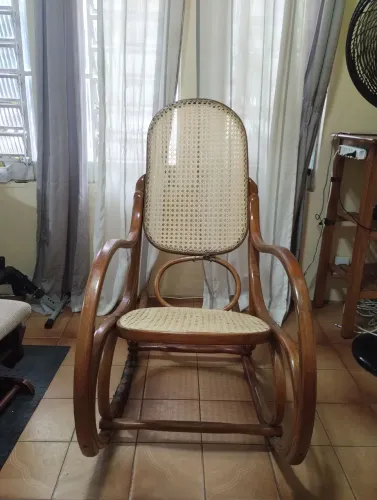 Cadeira de balanço de palhinha, estilo Thonet