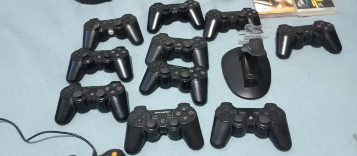 Lote de controles é outros acessórios de consoles todos no estado