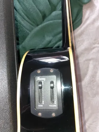 Caixa amplificada e violão elétrico