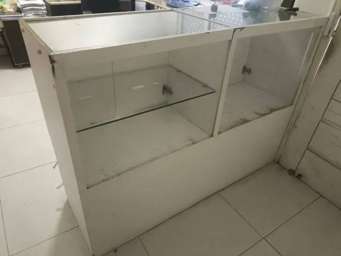 Balcão mostruário branco com vidro, 4 portas e 4 gavetas