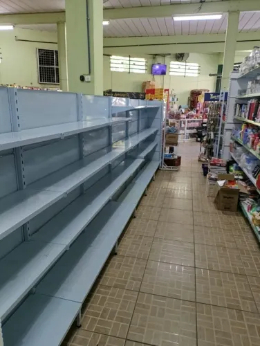 Gôndolas e Checkouts para Mercado em excelente estado 