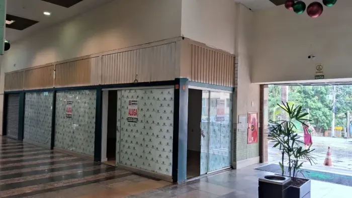 Ótima loja no Gana Shopping de esquina ampla com sobre loja