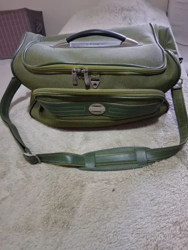 Vendo linda mala para viagem estilo frasqueira da Lansay 