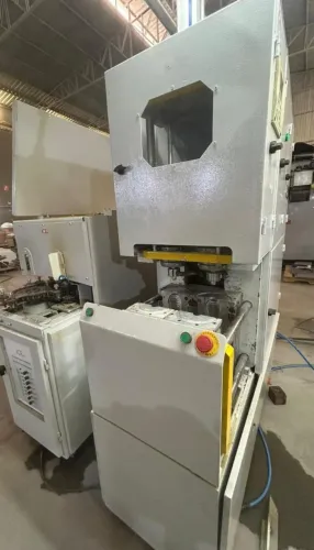 Máquina sopradora PET semi automática - no estado