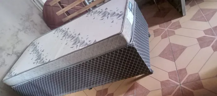 VENDO UMA CAMA BOX COMPLETA DE SOLTEIRO SEMI NOVA. VALOR 700,00