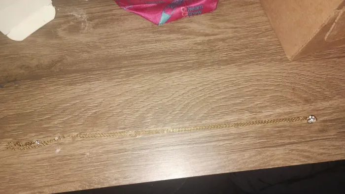 Colar dourado com pedrinha de coração