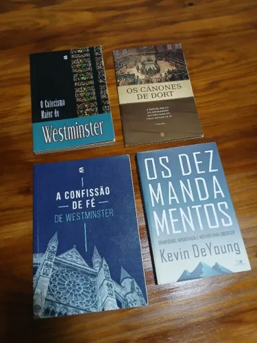 4 livros: Catecismo e Confissão de Westminster, Canones de Dort, e Os Dez Mandamentos
