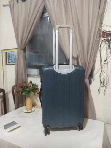 Vendo uma mala de material rígido média 14 kg