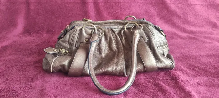 Bolsa de couro dourada Banana Republic