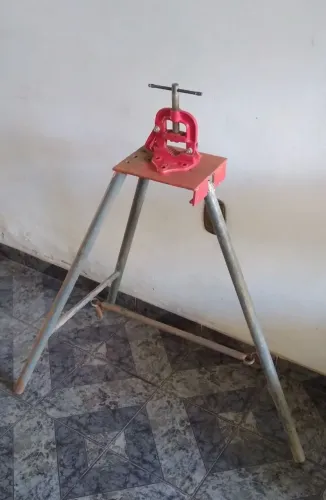 Morsa para canos e bancada tripe