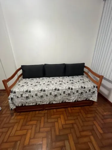 Bicama em madeira com colchões
