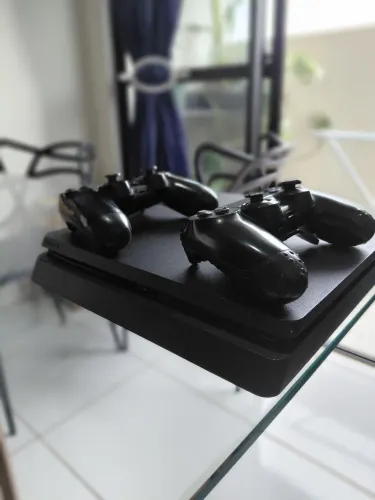 Playstation 4 usado bem conservado com dois controles ( 1 controles com defeito)