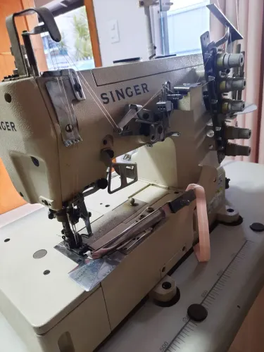 Máquina de costura Galoneira Industrial Singer