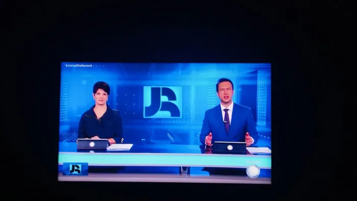Vendendo tv 40 pl não é smart, funcionado perfeitamente.