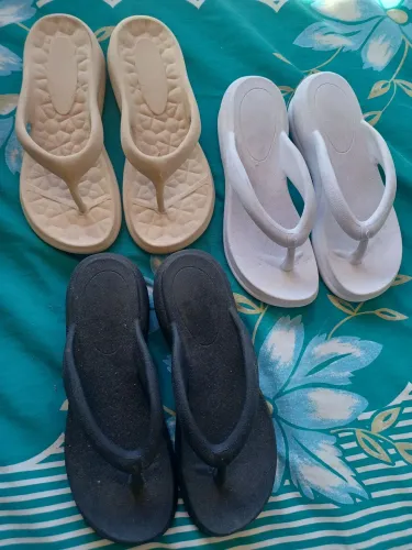 Vendo os 3 chinelos tamanho 38_9<br>Novos<br>60 reais os 3