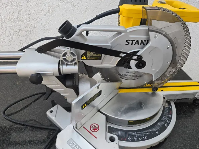 Serra Esquadria 10" 1800W 220V com Braço Telescópico Stanley