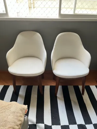 Cadeira estofada com braços off white