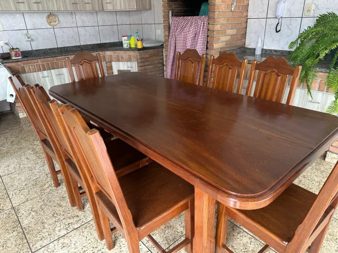 Mesa com 8 cadeiras maciça