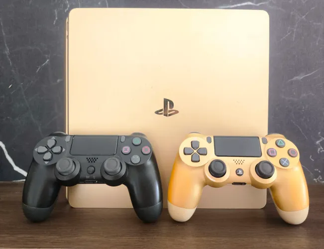 Ps4 slim 1tb versão Gold 15 jogos digitais