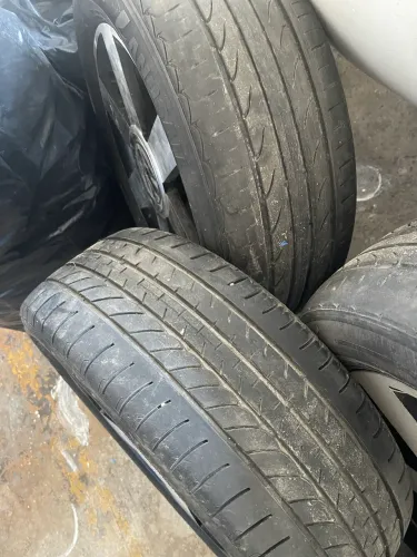 Estou vendendo está em bom estado aro 17 peneu e rodas 