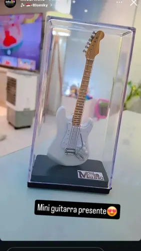 Mini guitarra decorativa