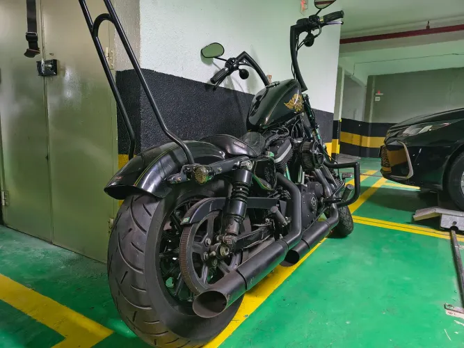 VENDO HARLEY DAVIDSON XL883 R