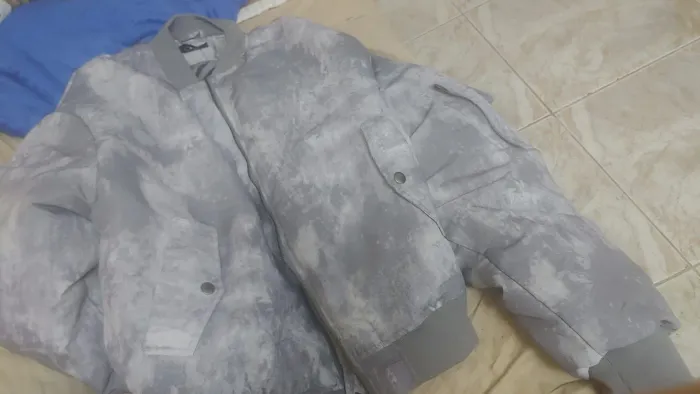 Jaqueta Bomber em Microfibra com Estampa Marmorizado Cinza