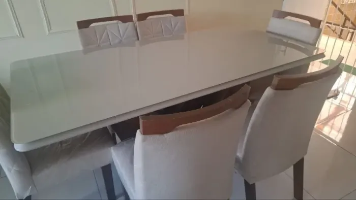 Mesa de jantar 6 lugares revestimento em vidro