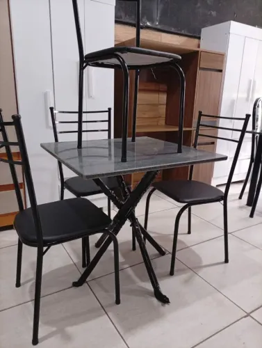 Conjunto de mesa com cadeiras 