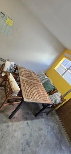 Mesa com cadeiras e almofadas 