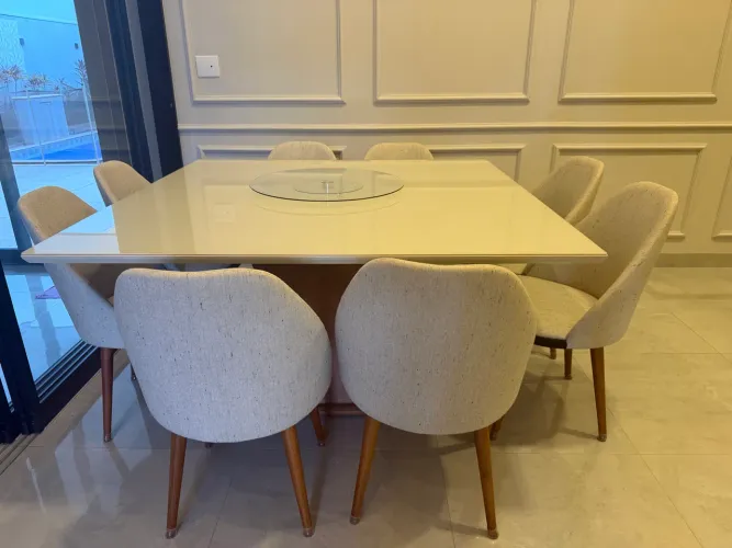 Mesa de Jantar 1,50x1,50mts laqueada com 8 cadeiras