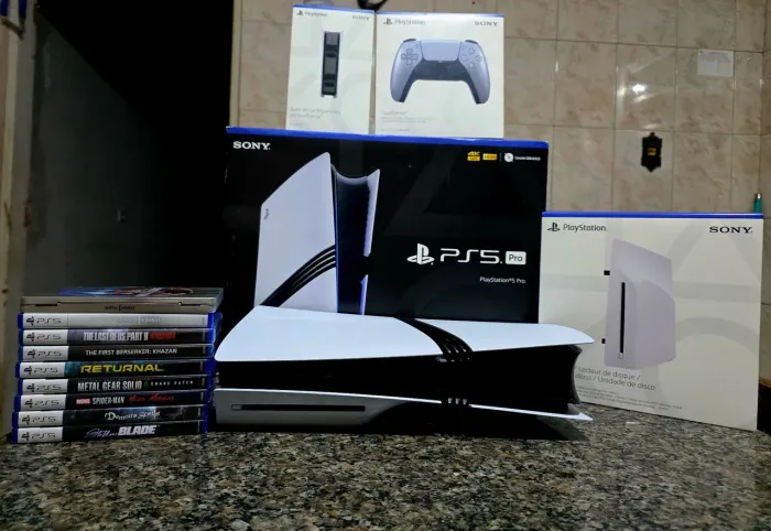 PlayStation 5 Pro + Leitor + 2 Controles + Base Carregador + 8 Jogos
