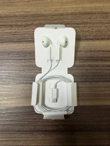 Apple EarPods com conector Lightning 