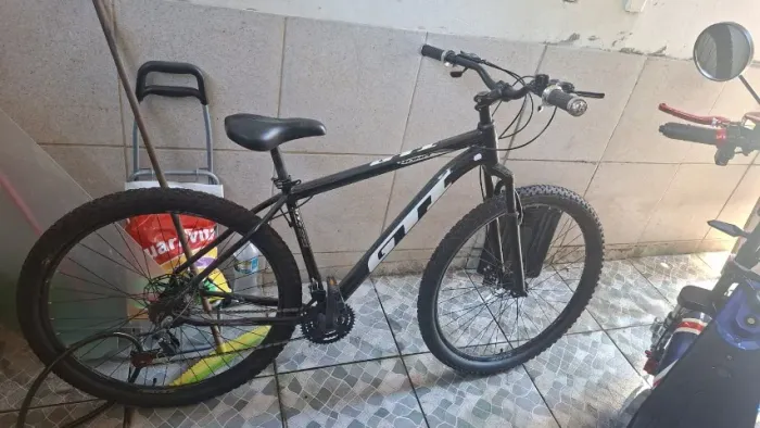 Vendo bicicleta nova 3 msm de uso aro 29  GT