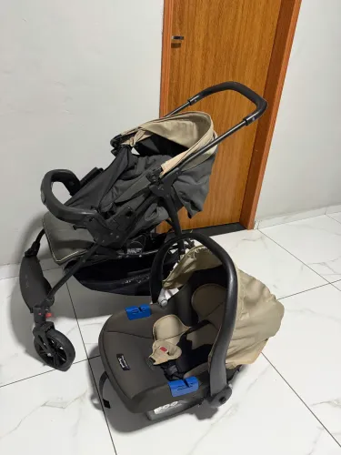 Carrinho De Bebê Com Bebê Conforto Ecco