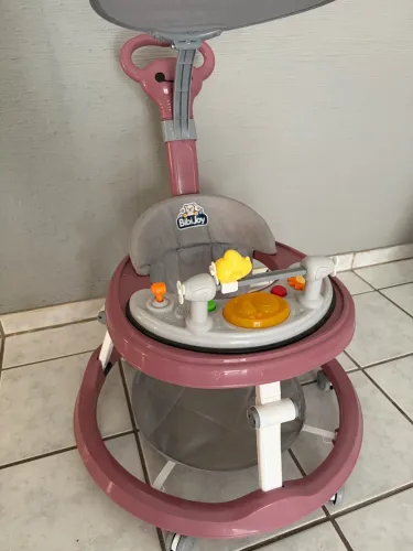Andador musical para bebê com capota.KaBaby. Seminovo e em excelente estado.