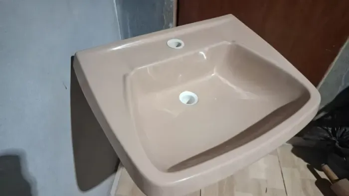 Lavatório com coluna cor bege