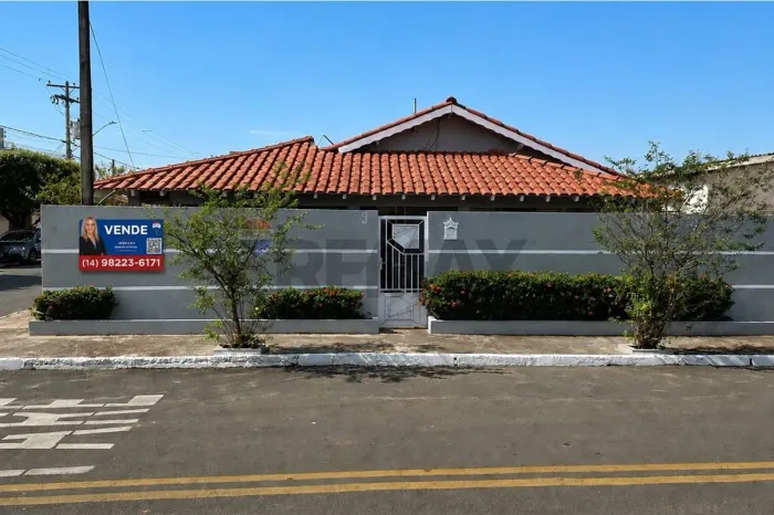 "Casa dos Sonhos: 3 Quartos no Centro de Avanhandava"
