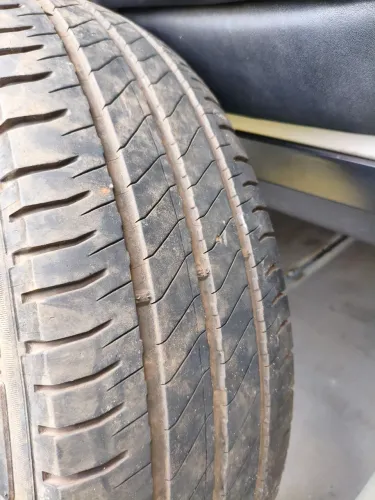Pneu 225/75 R16 Michelin (OBS:tem um corte)