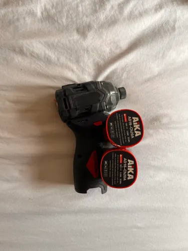 Parafusadeira e chave de impacto AIKA 2 Baterias e carregador