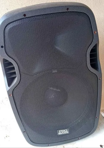 Caixa de som pro bass,acompanha 2 microfones sem fio