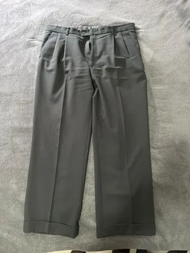 Calça de alfaiataria cinza.