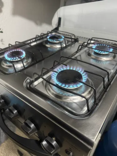 Fogão 4 bocas, forno e tampa de vidro
