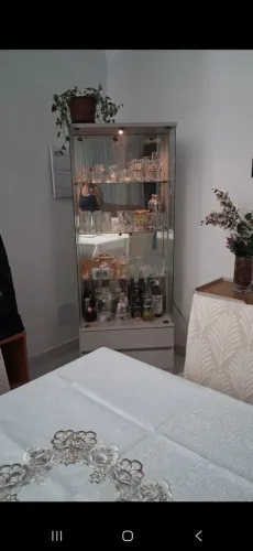 Vendo cristaleira composta por vidro e mdf com iluminação de led