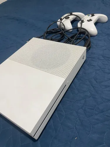 Xbox One S seminovo, que possui 2 controles e 2 jogos mídia física 
